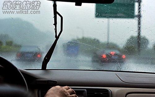 暴雨天開車要注意什么