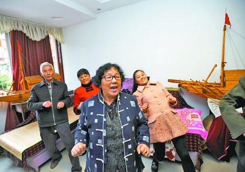 昨日，江北大竹林銀竹苑，71歲的吳秀蘭（前中）和弟子們在自家練習唱川江號子。本組圖/重慶晨報記者 李斌 攝