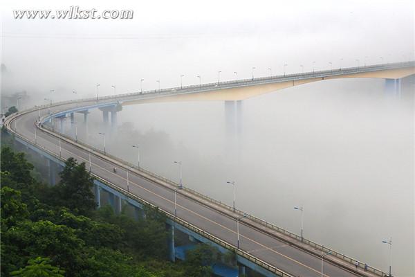 組圖：雨后武隆縣城霧籠城 如仙境一般