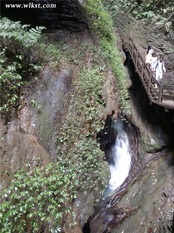  游客觀賞龍水峽地縫之“珠簾瀑布”景觀