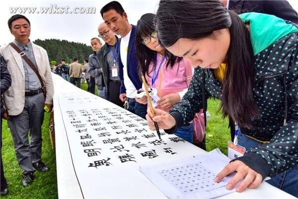 書法神童在百米書法長(zhǎng)卷在創(chuàng)作 王俊杰/攝