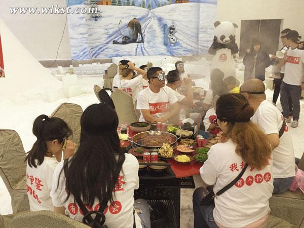 大吃一驚 牛人仙女山零下5℃吃火鍋挑戰(zhàn)冰火兩重天