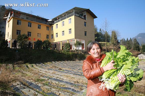 鄉(xiāng)村公路打通旅游路 武隆村民辦農(nóng)家樂倆月收入5萬多