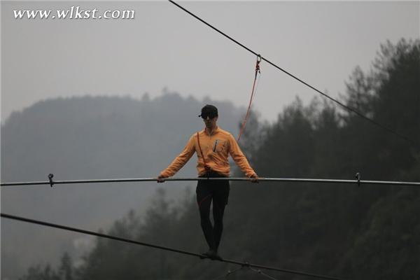 央視《吉尼斯中國之夜》 選手武隆挑戰(zhàn)“蒙眼走鋼絲”高空競速