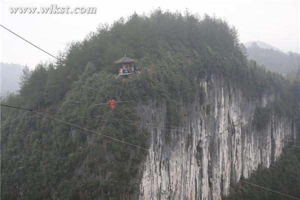 央視《吉尼斯中國之夜》 選手武隆挑戰(zhàn)“蒙眼走鋼絲”高空競速