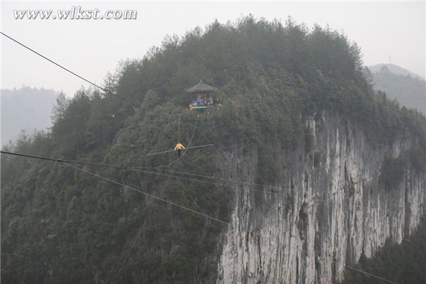 央視《吉尼斯中國之夜》 選手武隆挑戰(zhàn)“蒙眼走鋼絲”高空競速