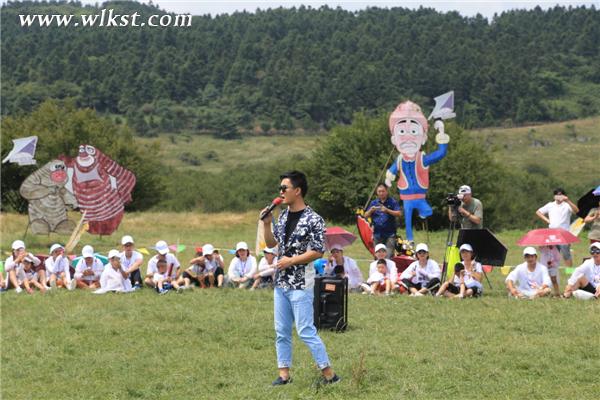 親子家庭在仙女山大草原和“村長”李銳一起開展互動游戲  （王俊杰/供圖）