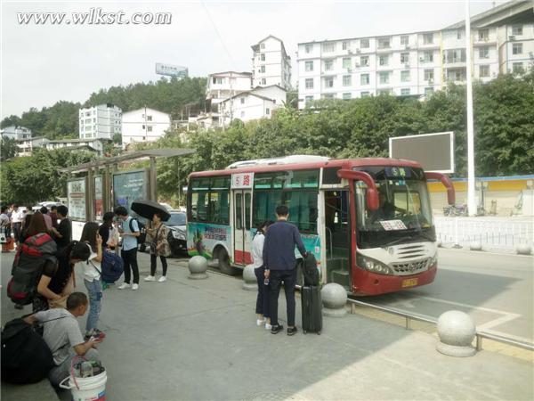 發(fā)往汽車站的公交車在此等候來武旅游的市民。(李瓊/供圖)