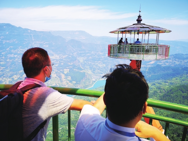 考察團(tuán)到白馬山旅游度假區(qū)實(shí)地考察