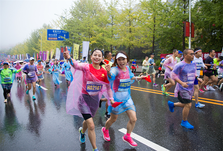 2021重慶武隆仙女山馬拉松 風(fēng)雨里撒歡開跑