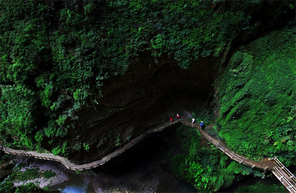 游覽龍水峽地縫