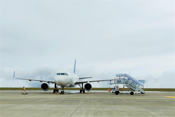 飛機(jī)降落仙女山機(jī)場