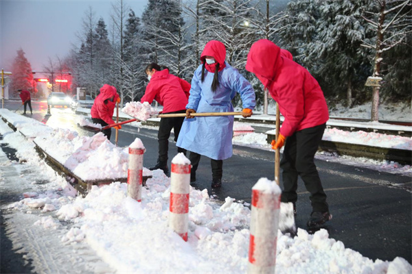 工作人員除雪