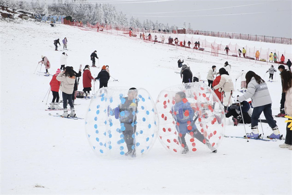 游客在滑雪場暢快滑雪