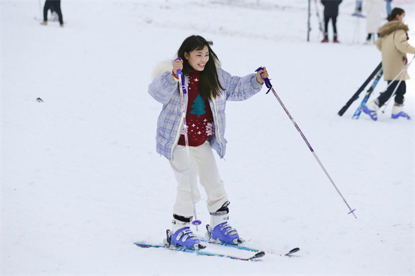 游客在滑雪場暢快滑雪