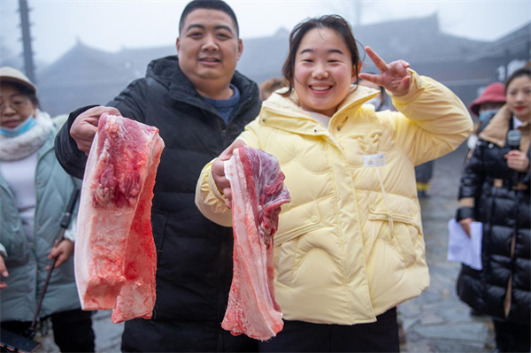 游客贏得土豬肉開心拍照