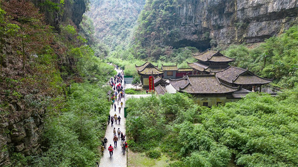 大量游客游覽天生三橋