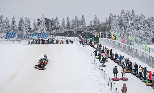 滑雪場滑雪游客眾多