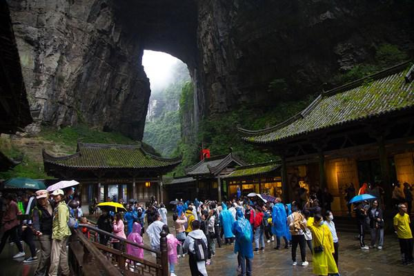 眾多游客游覽天生三橋