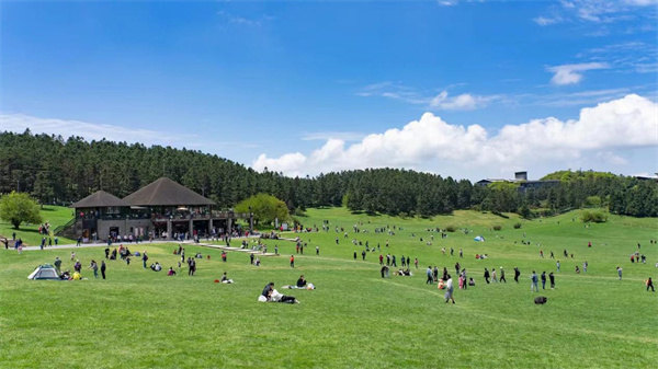 游客游覽仙女山