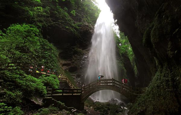 瀑布飛掛的龍水峽地縫