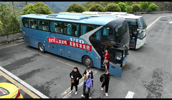 游客乘坐直通車游覽芙蓉洞