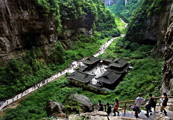 旅行團(tuán)游覽天生三橋景區(qū)