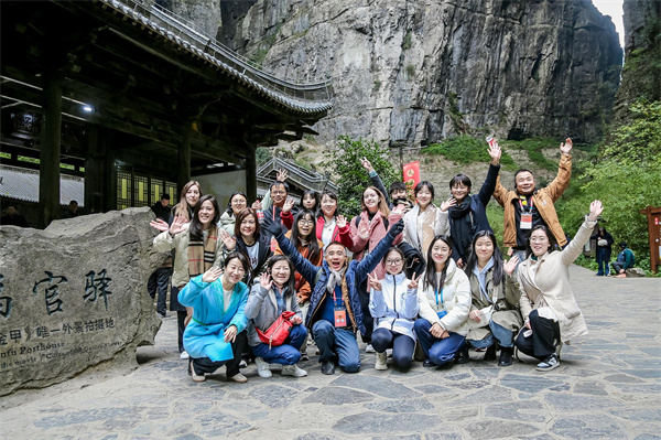 旅行商代表在天生三橋景區(qū)合影