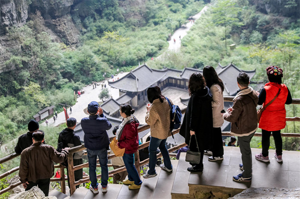 旅行商代表游覽景區(qū)，不停拍照