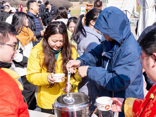 景區(qū)為游客免費(fèi)提供湯圓