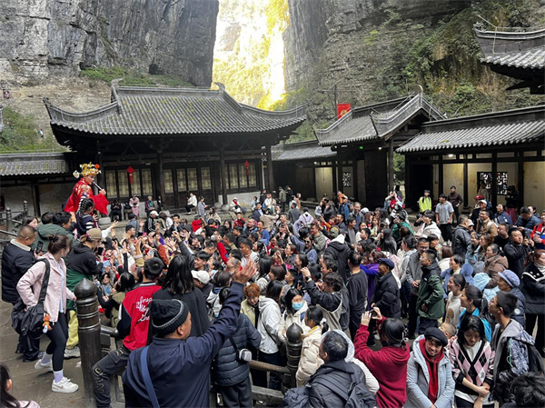 游客朋友爭(zhēng)先與財(cái)神互動(dòng)