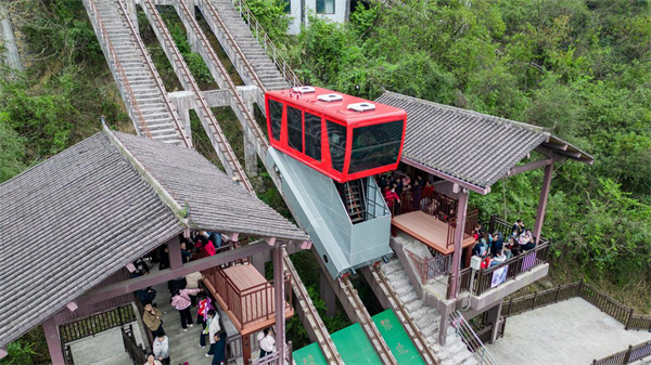 游客有序排隊(duì)乘坐纜車