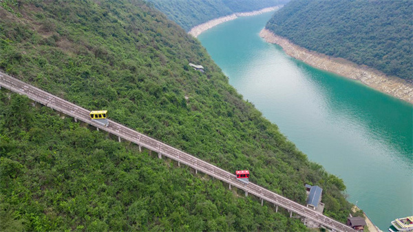 行駛中的芙蓉江纜車